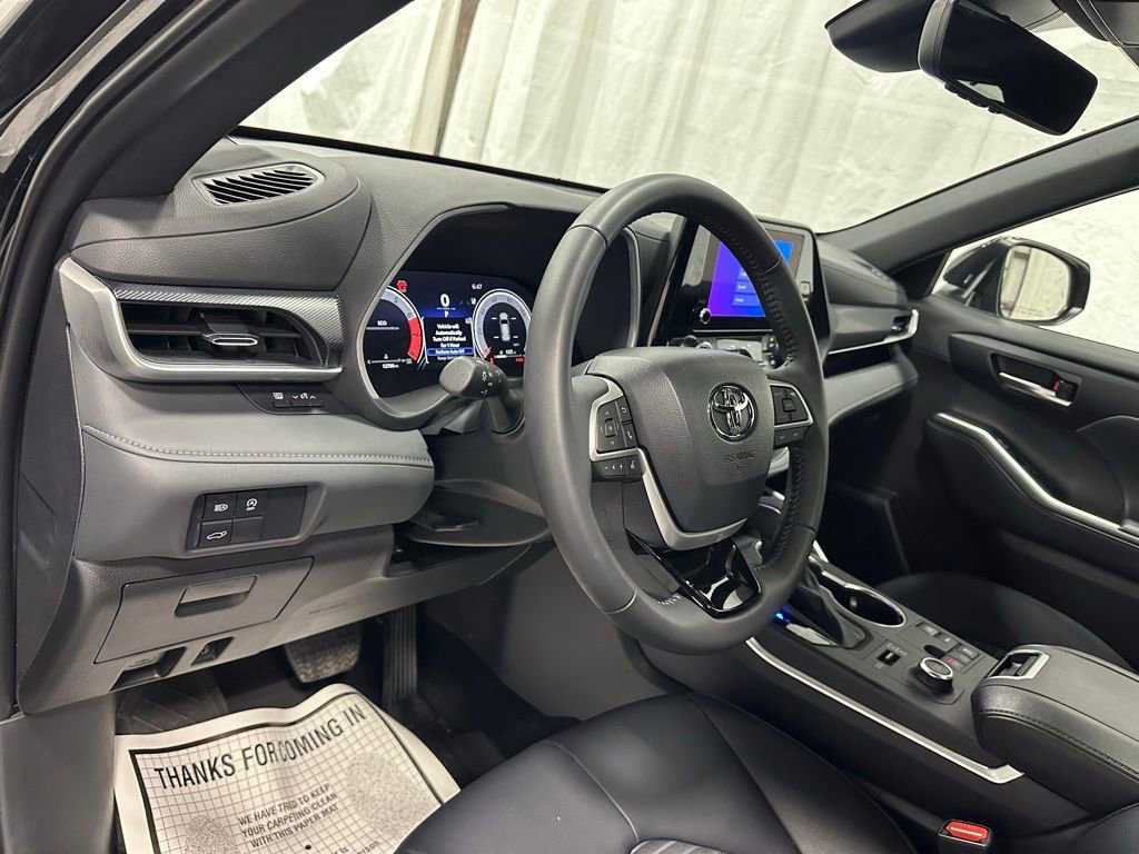Used 2025 Toyota Highlander XSE AWD/4WD image 15