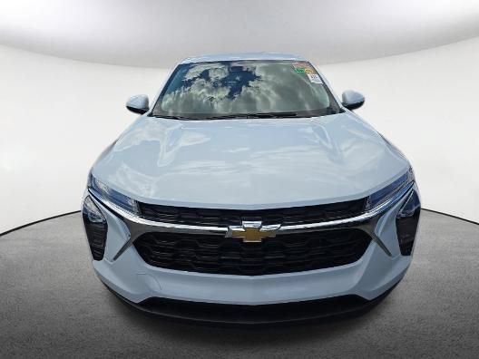 Used 2026 Chevrolet Trax LS w/ LS Convenience Package FWD image 2