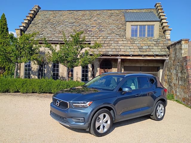 Used 2022 Volvo XC40 T4 Momentum