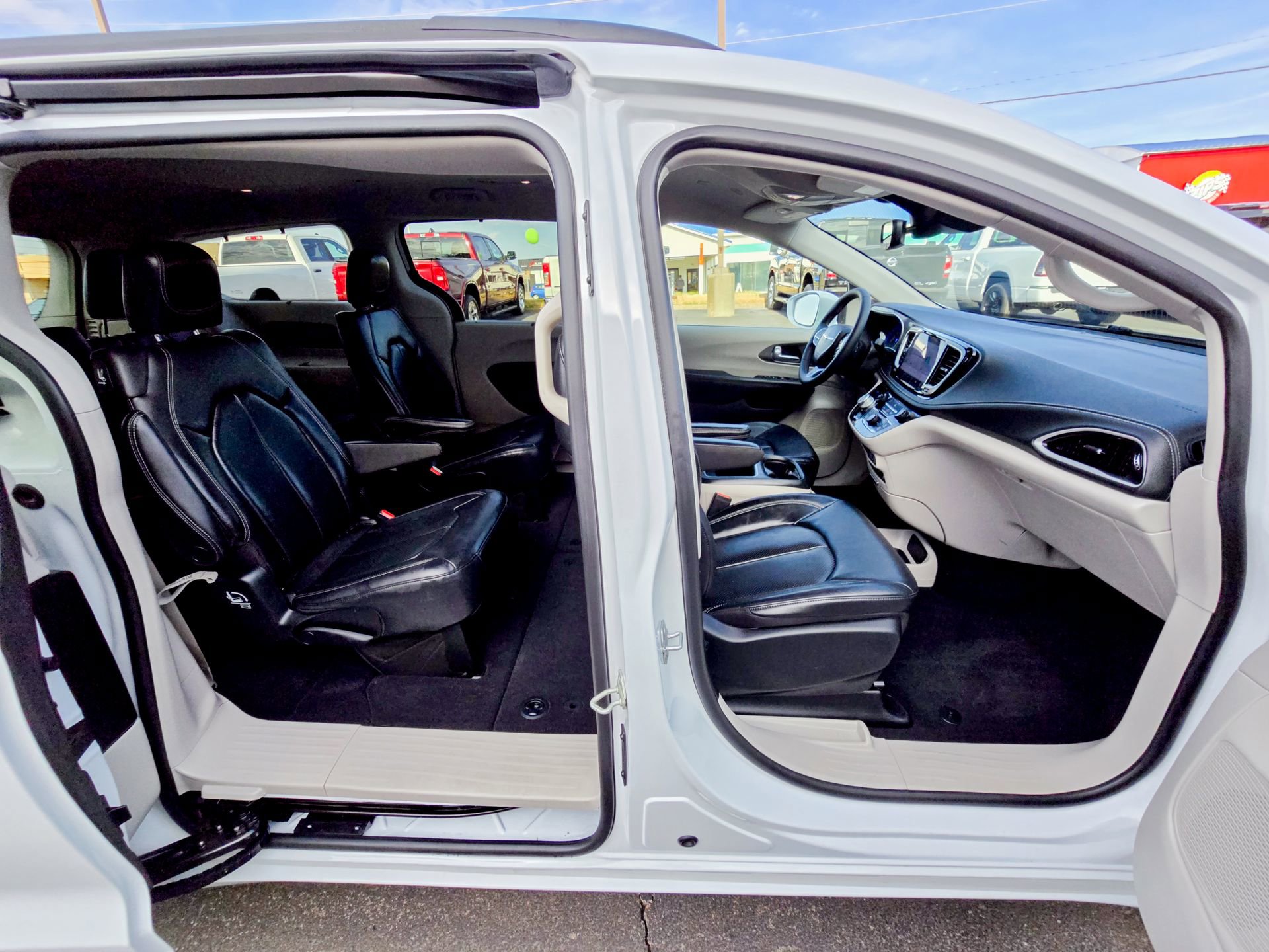 Used 2022 Chrysler Pacifica Touring-L image 13