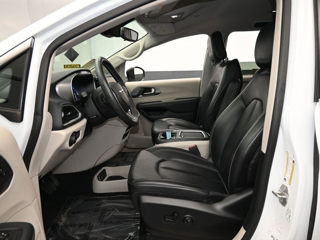 Used 2023 Chrysler Pacifica Touring-L image 11