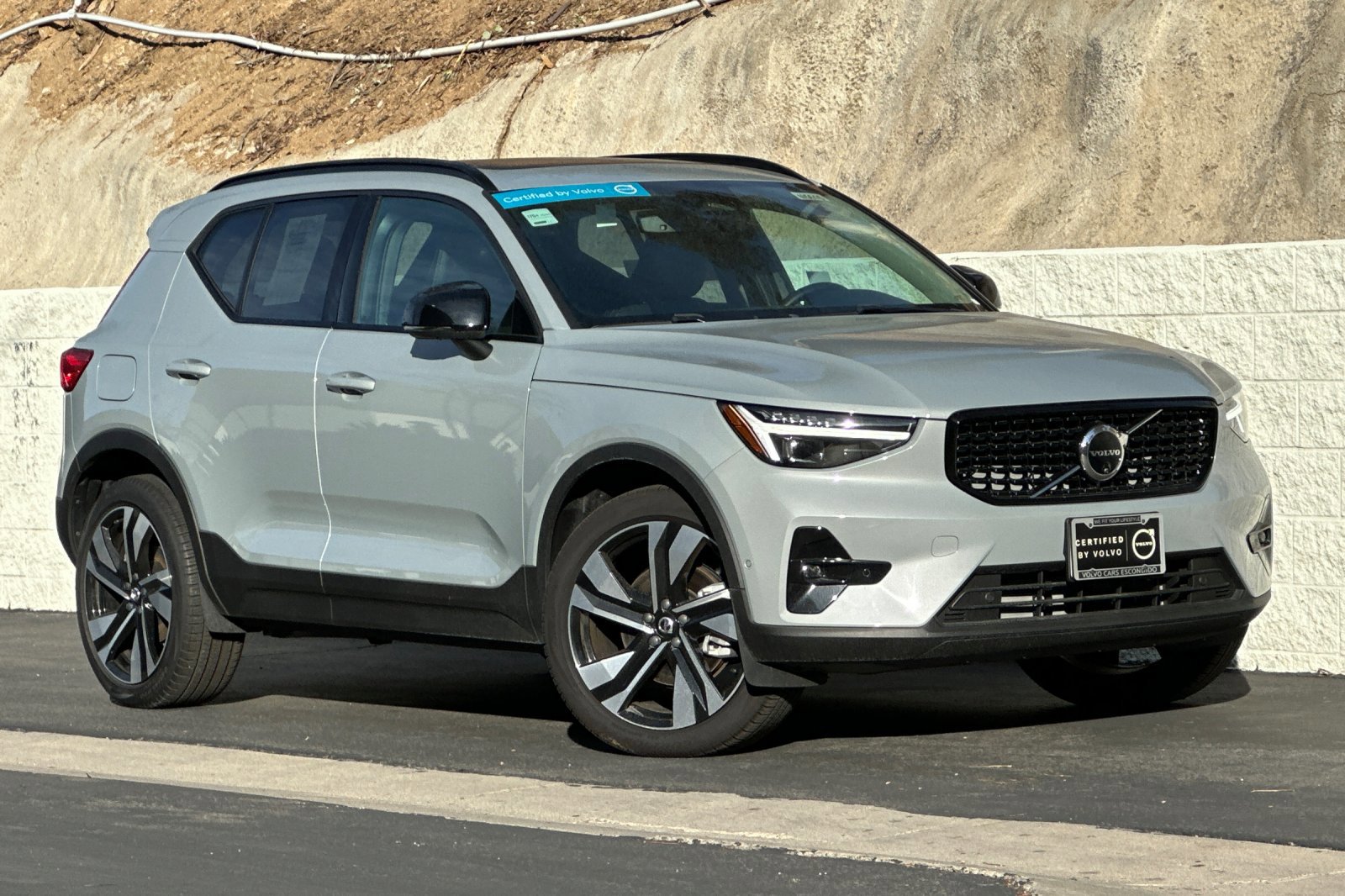 New 2025 Volvo XC40 B5 Plus w/ Climate Package image 2