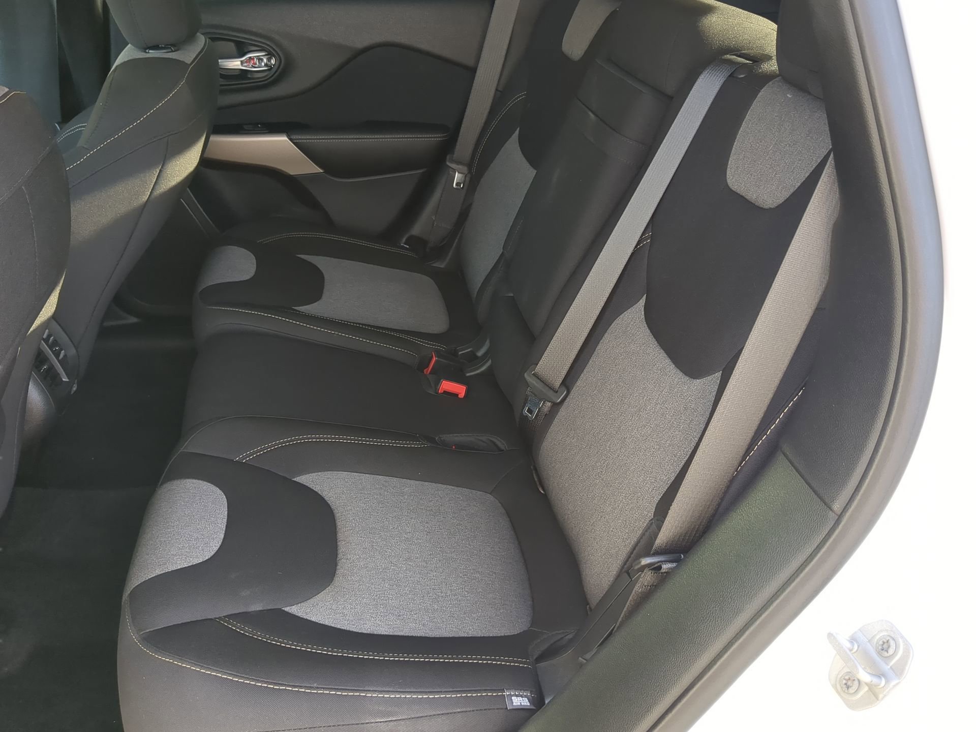 Used 2018 Jeep Cherokee Latitude w/ Safety Group FWD image 53