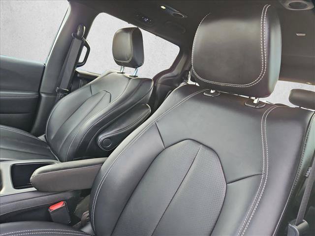Used 2025 Chrysler Pacifica Select FWD image 12