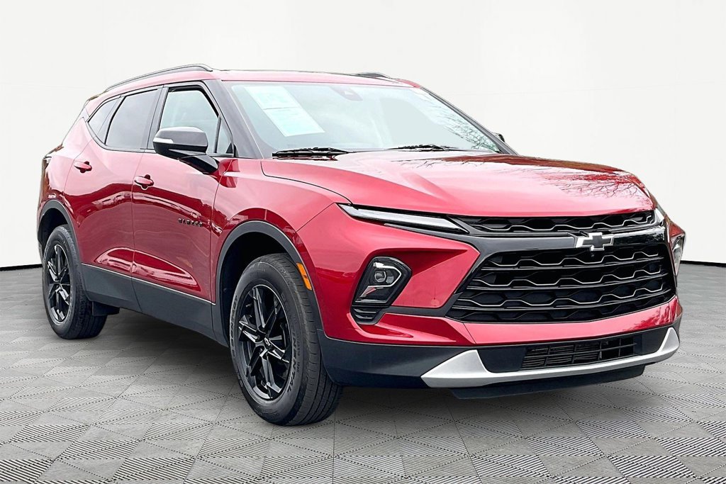 Used 2023 Chevrolet Blazer LT w/ Sound & Technology Package FWD image 3