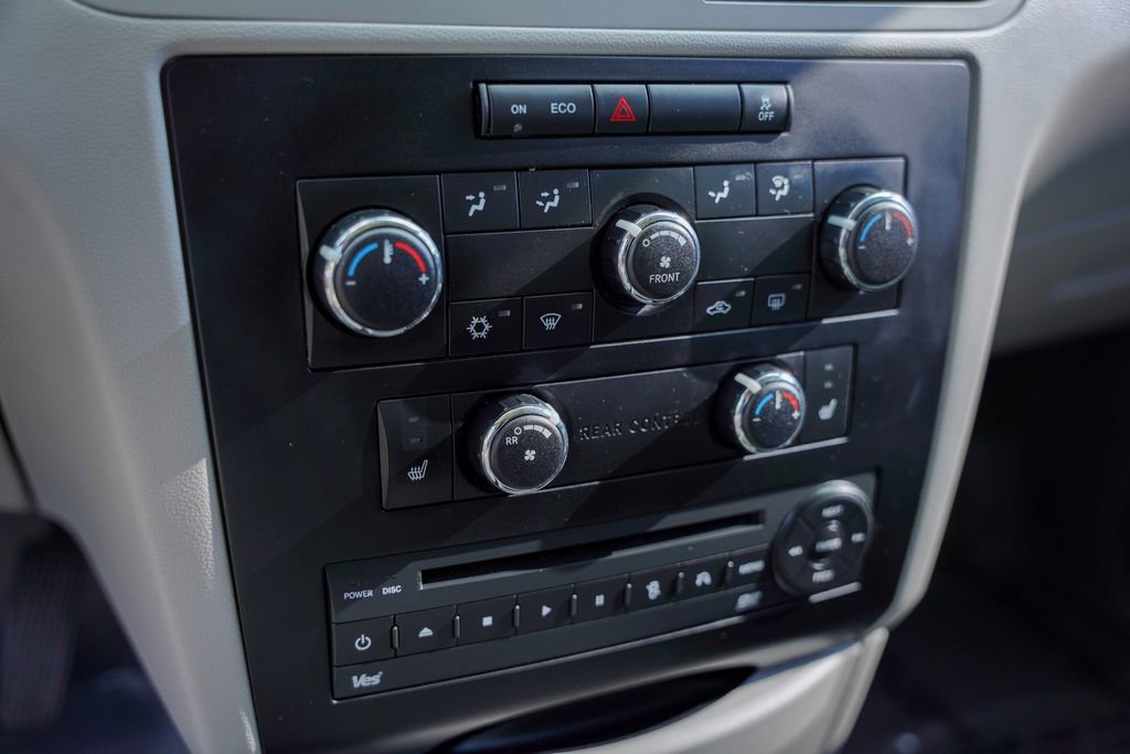 Used 2013 Volkswagen Routan SE FWD image 10