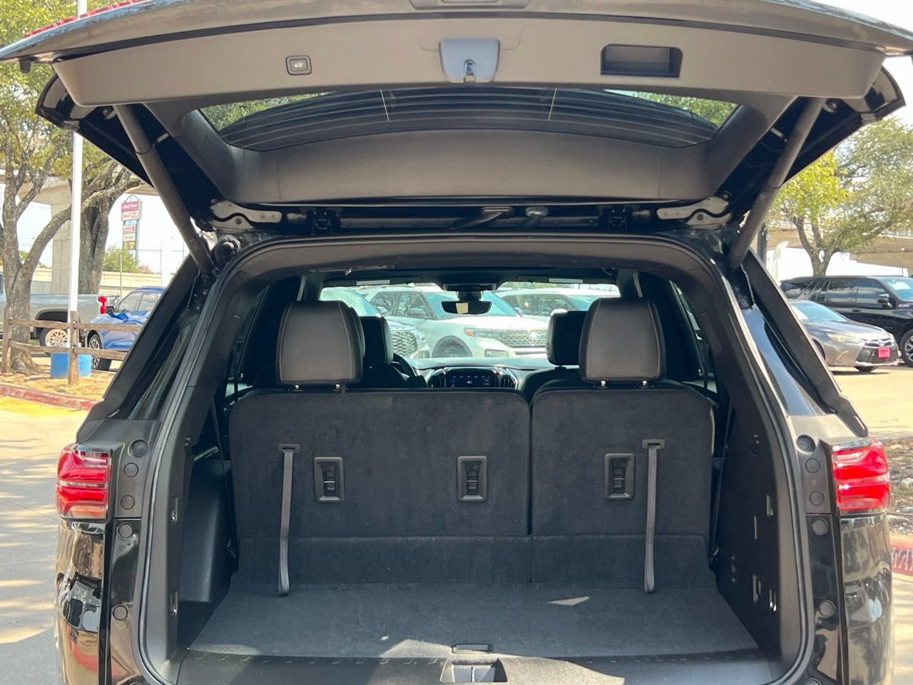 Certified 2023 Chevrolet Traverse Premier w/ Redline Edition FWD image 24