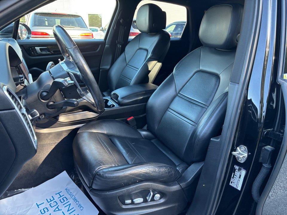Used 2020 Porsche Cayenne image 30