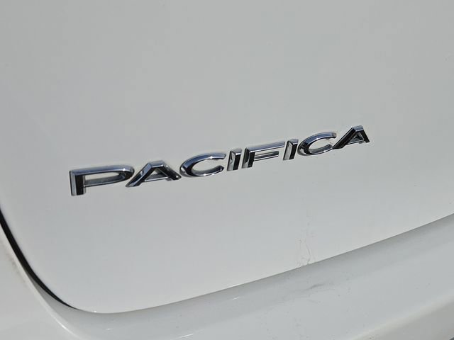 Used 2023 Chrysler Pacifica Touring-L FWD image 21