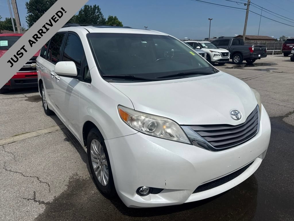 Used 2015 Toyota Sienna XLE w/ XLE Navigation Package FWD image 3