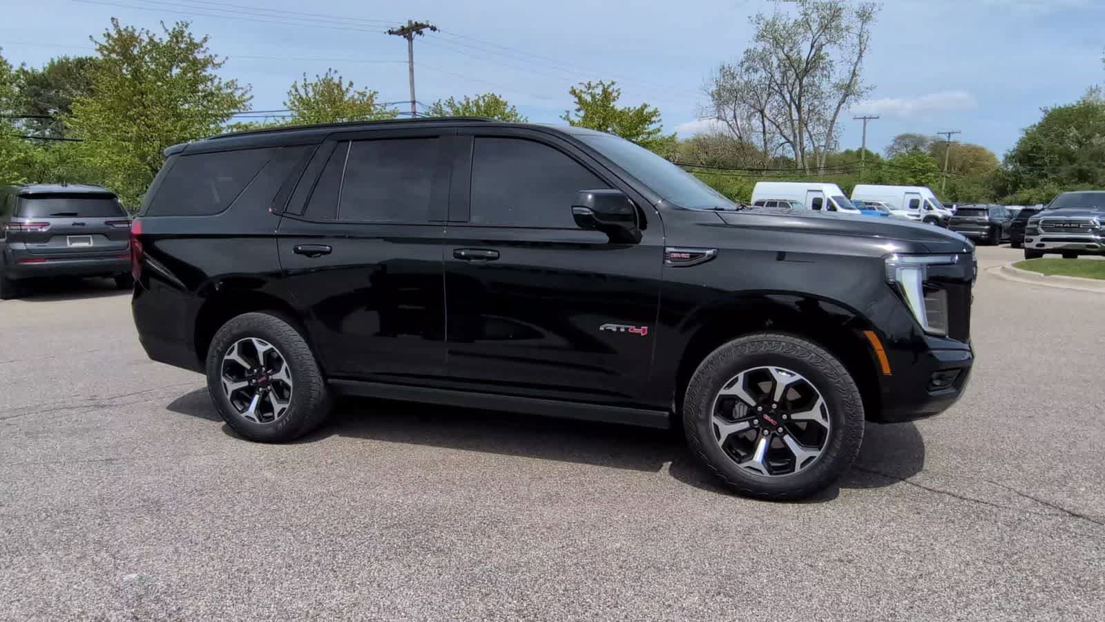 Used 2025 GMC Yukon AT4 w/ AT4 Premium Plus Package AWD/4WD image 2