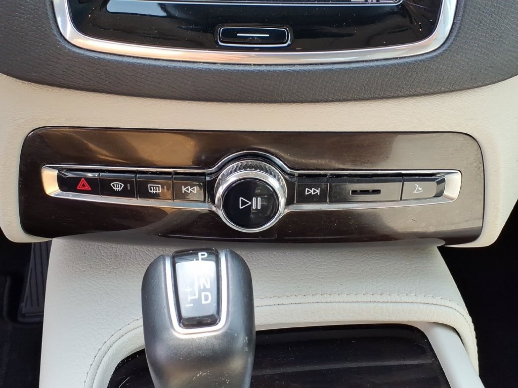 Used 2019 Volvo XC90 T5 Momentum w/ Multimedia Package AWD/4WD image 8
