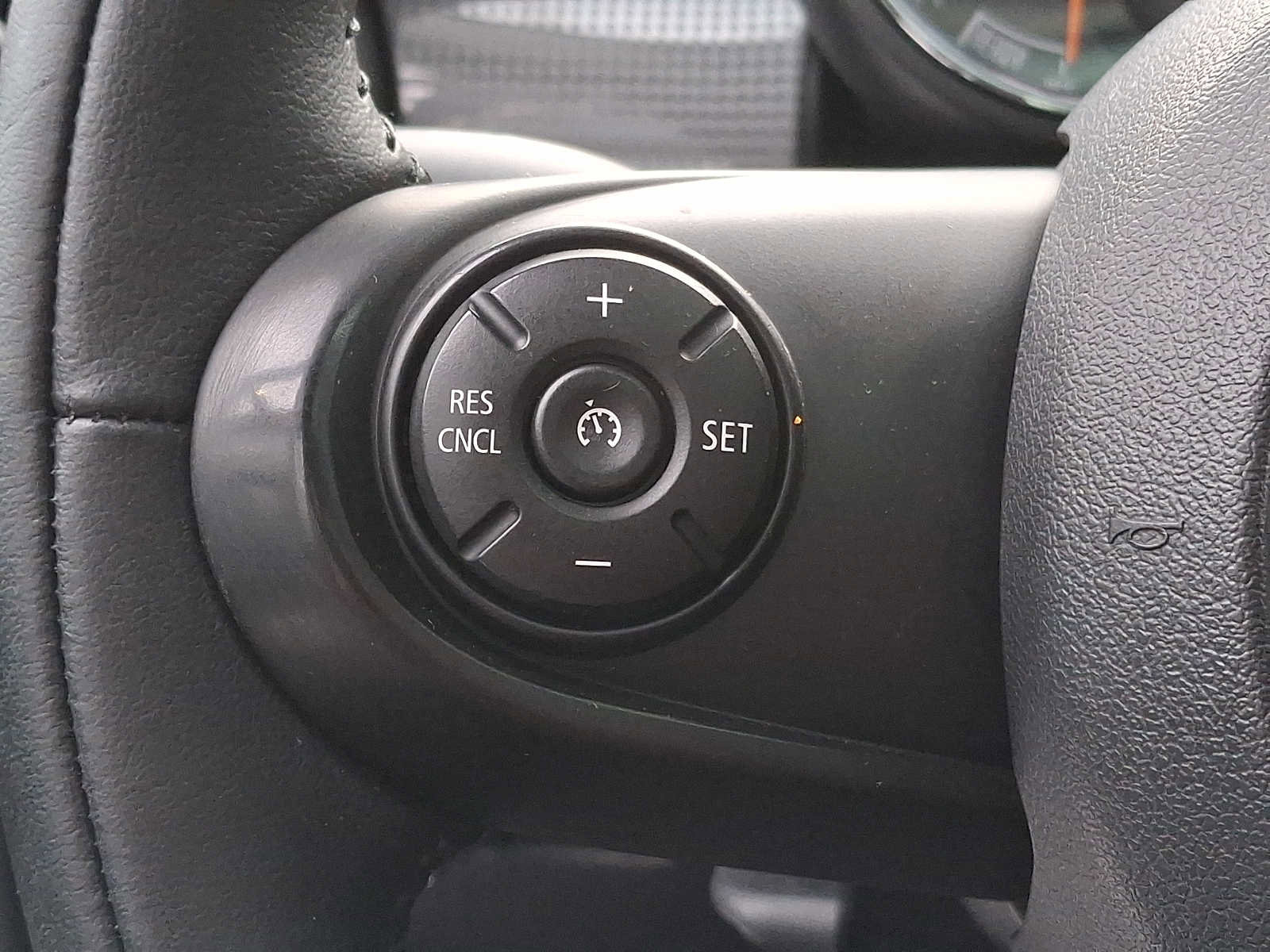 Used 2019 MINI Cooper 4-Door Hardtop w/ Signature Upholstery Package image 19