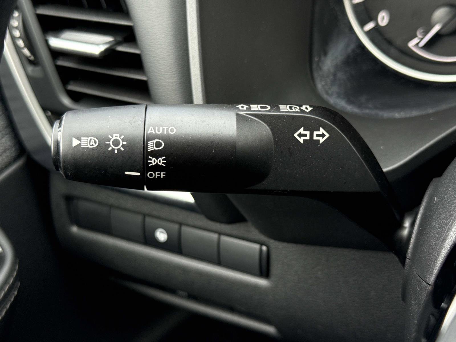 Used 2023 Nissan Rogue SV image 9