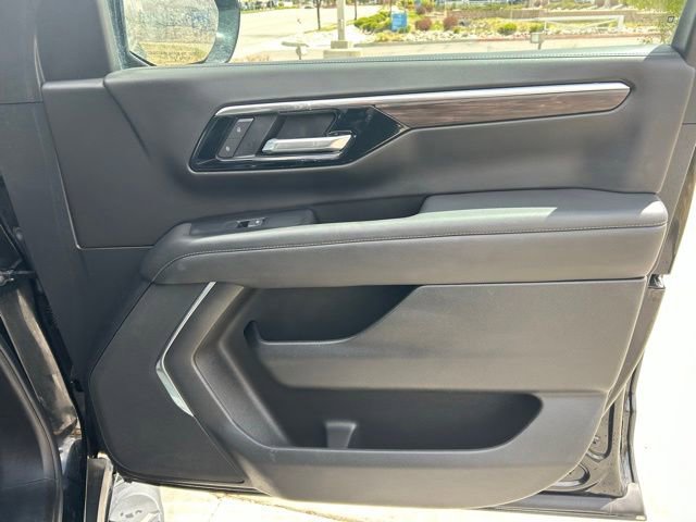 Used 2025 Chevrolet Suburban Z71 AWD/4WD image 32