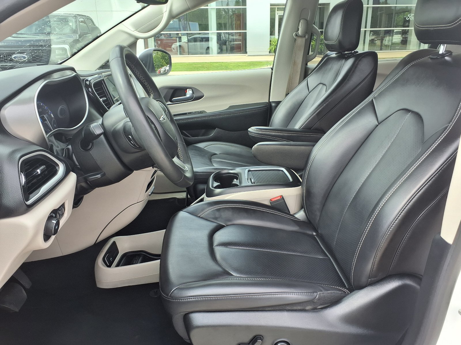 Used 2023 Chrysler Pacifica Touring-L FWD image 11