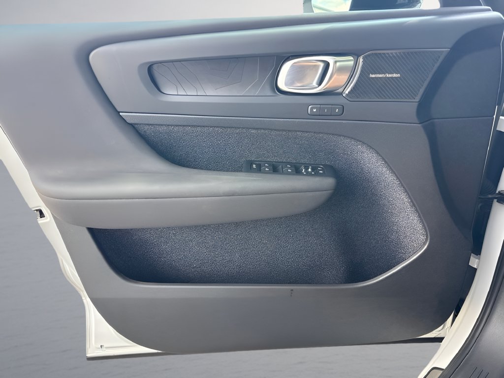 Used 2023 Volvo XC40 Recharge Ultimate AWD/4WD image 24