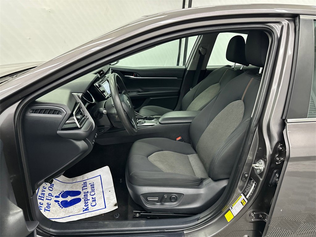 Used 2020 Toyota Camry LE image 9