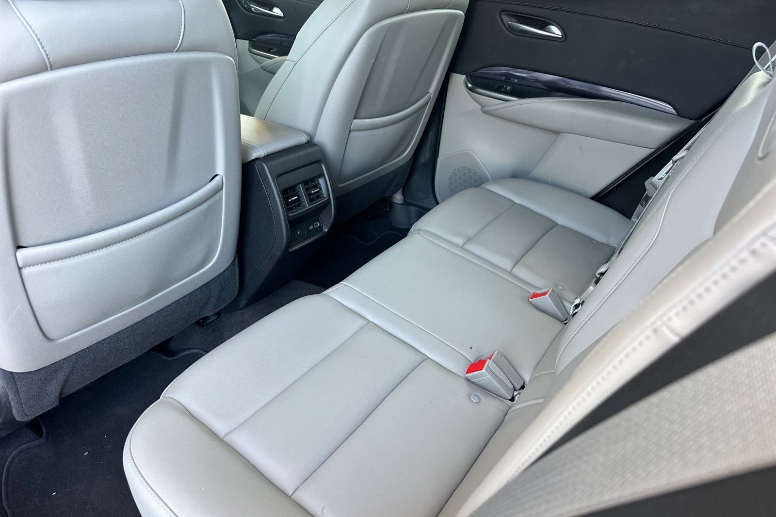 Used 2022 Cadillac XT4 Luxury w/ Cold Weather Package FWD image 14