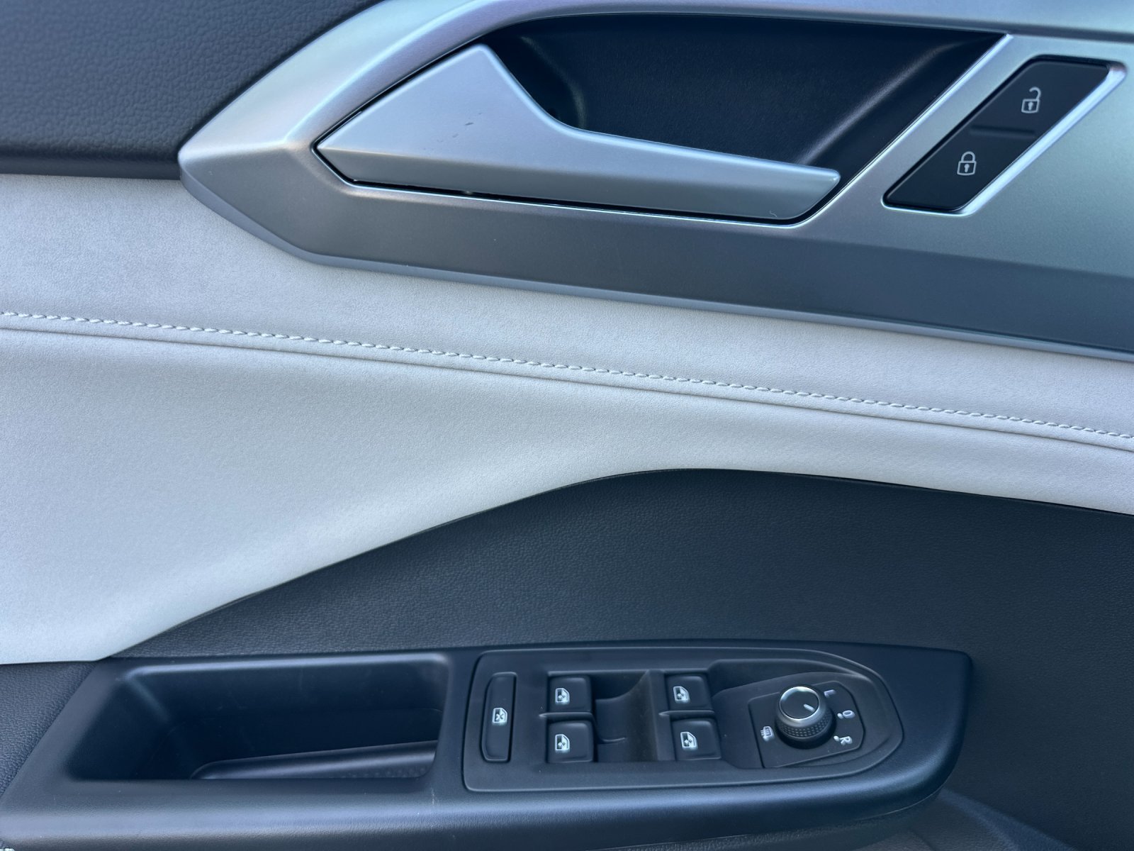 New 2027 Volkswagen Taos SE FWD image 11