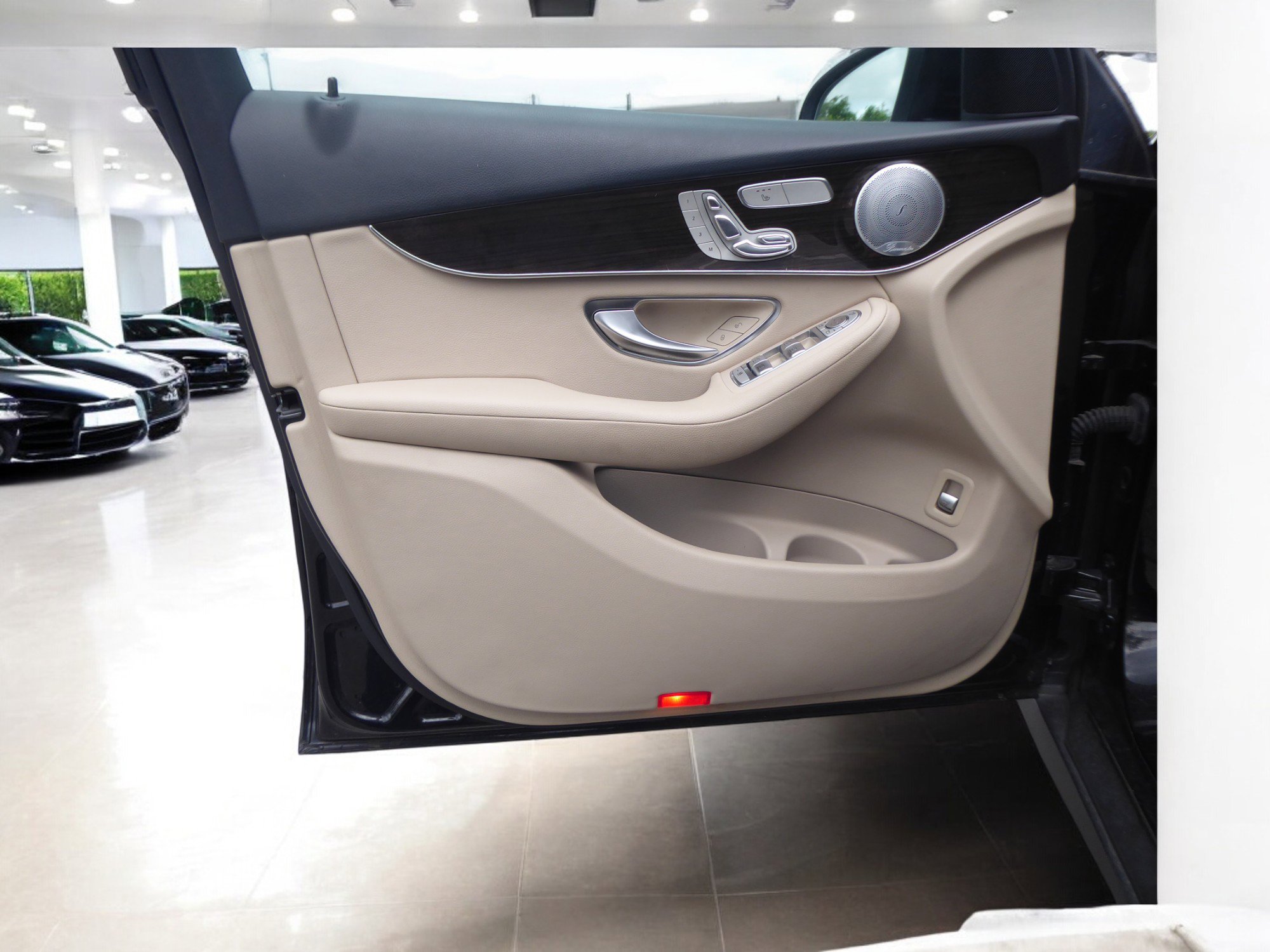 Used 2019 Mercedes-Benz GLC 300 4MATIC w/ Premium Package image 21