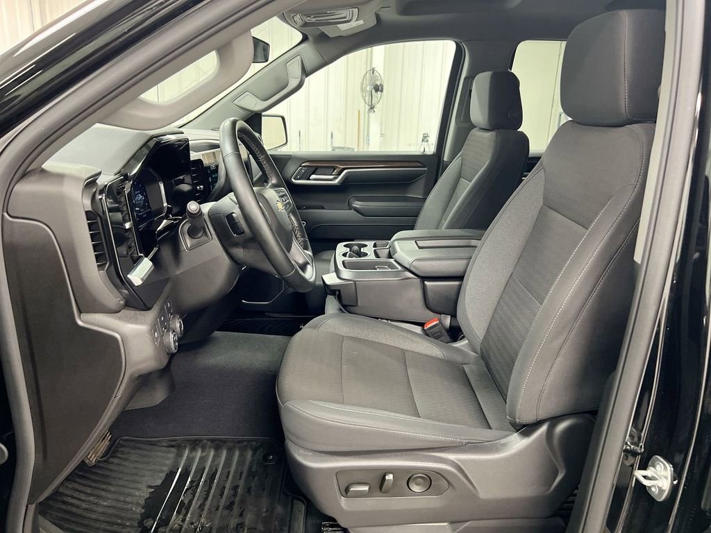 Used 2025 Chevrolet Silverado 1500 LT AWD/4WD image 19