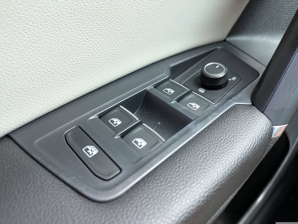 Used 2018 Volkswagen Tiguan SE FWD image 24