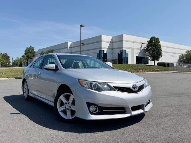 Used 2014 Toyota Camry SE FWD image 2