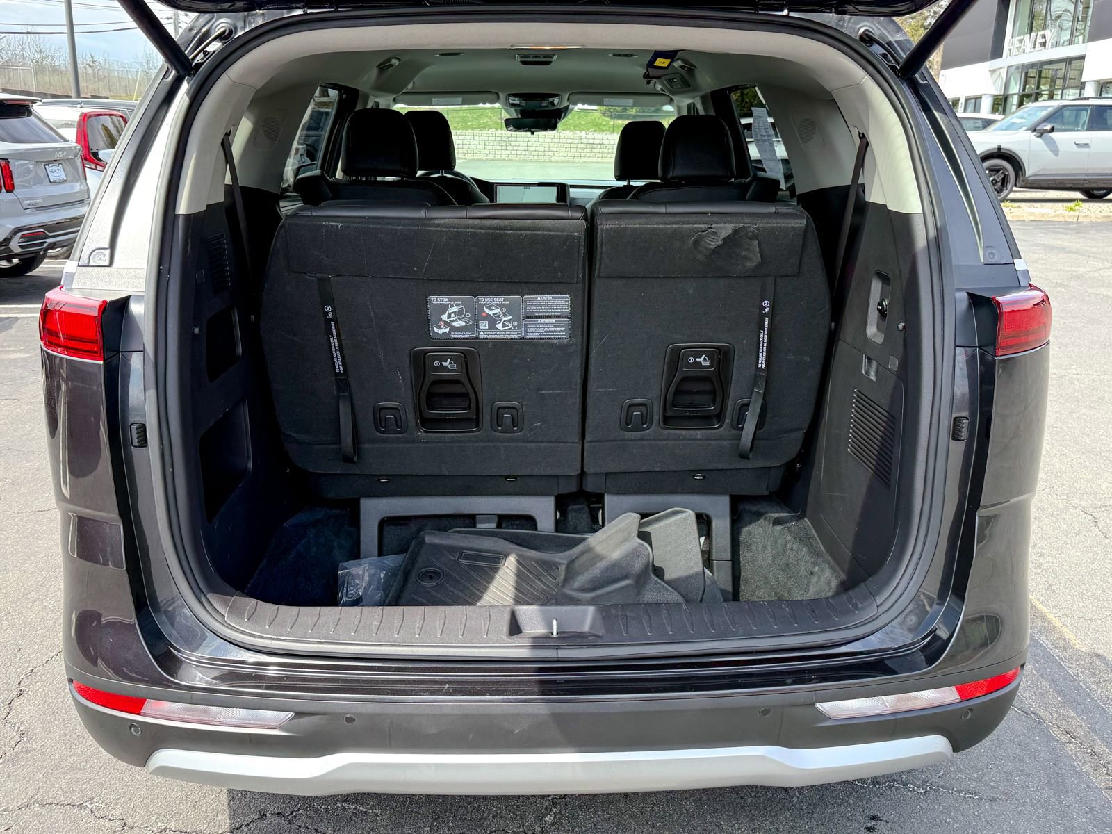 Used 2024 Kia Carnival EX FWD image 43