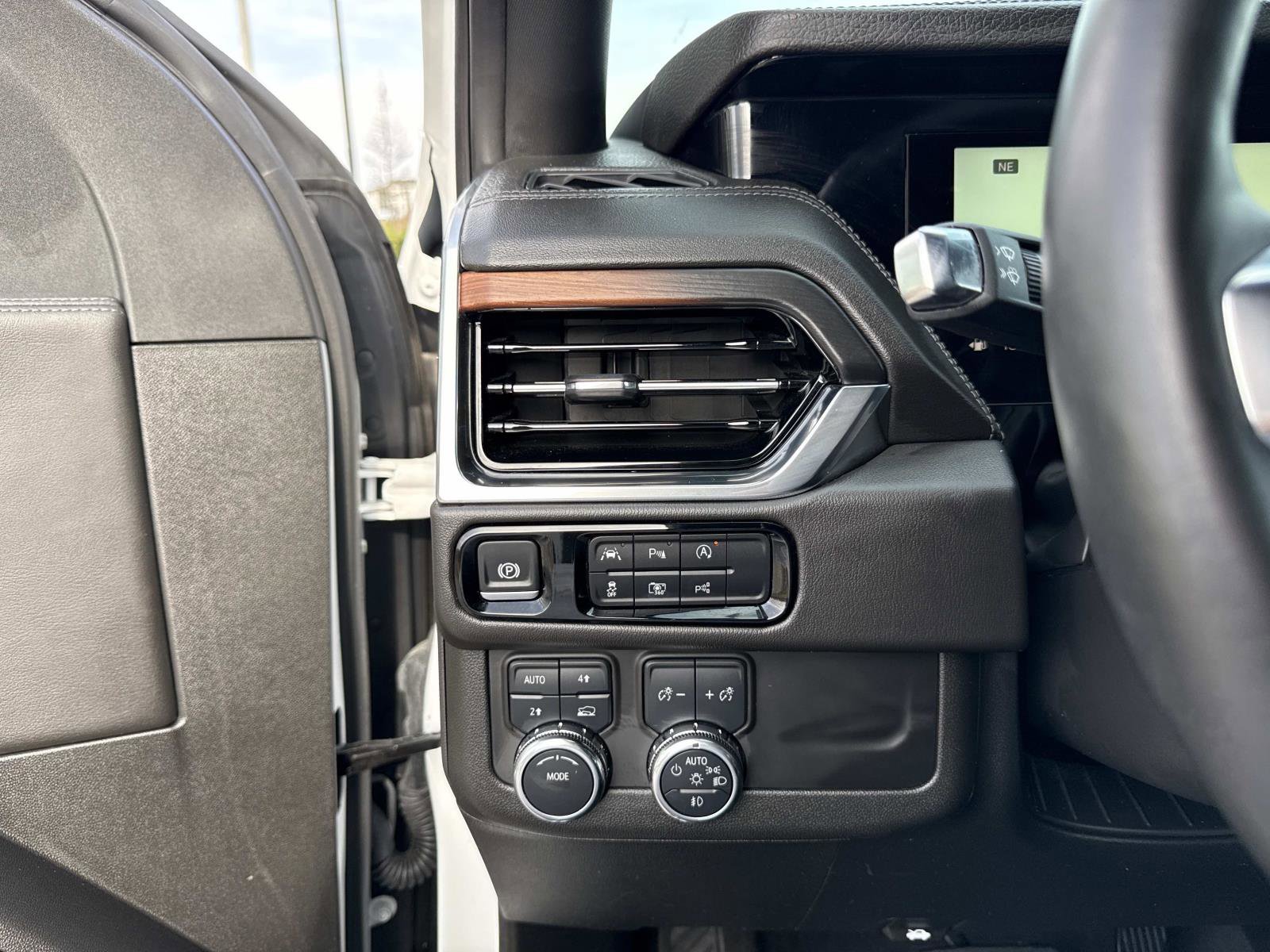 Used 2025 GMC Yukon Denali image 32