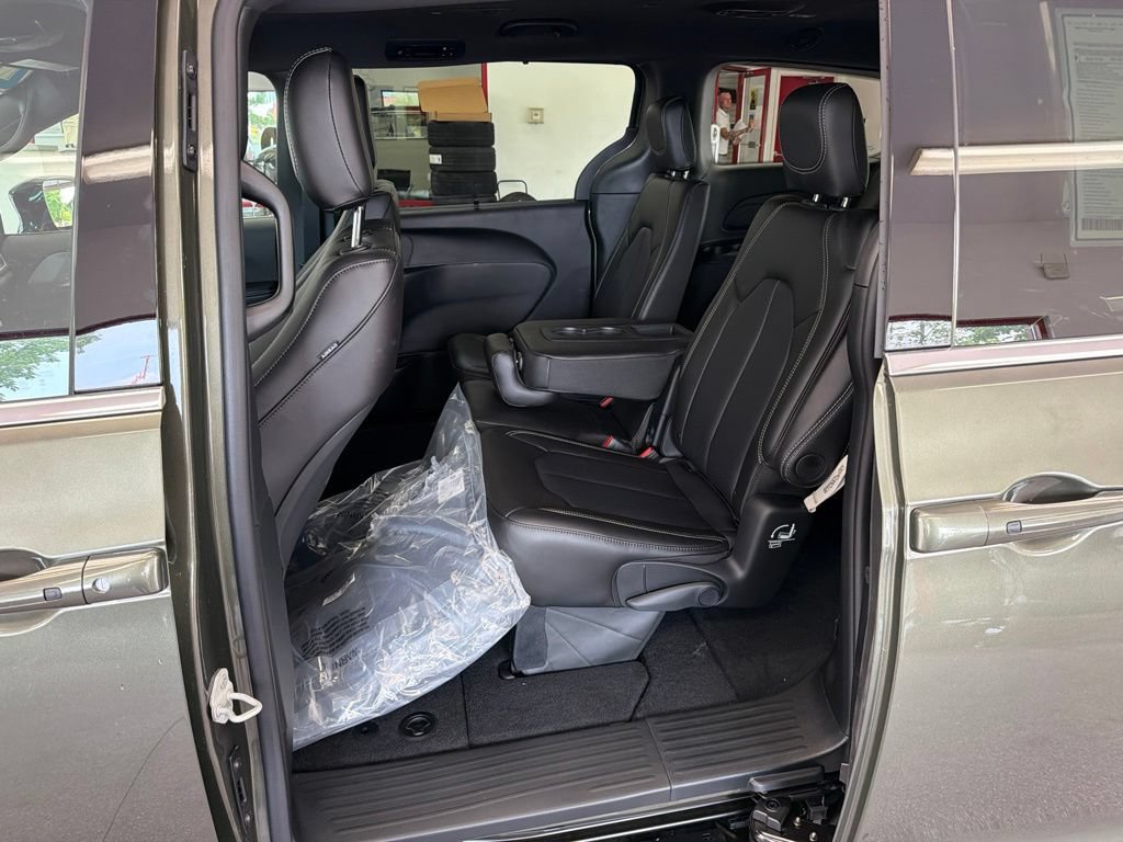 New 2027 Chrysler Pacifica Select FWD image 19