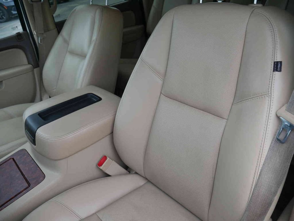 Used 2011 Chevrolet Suburban LTZ AWD/4WD image 28