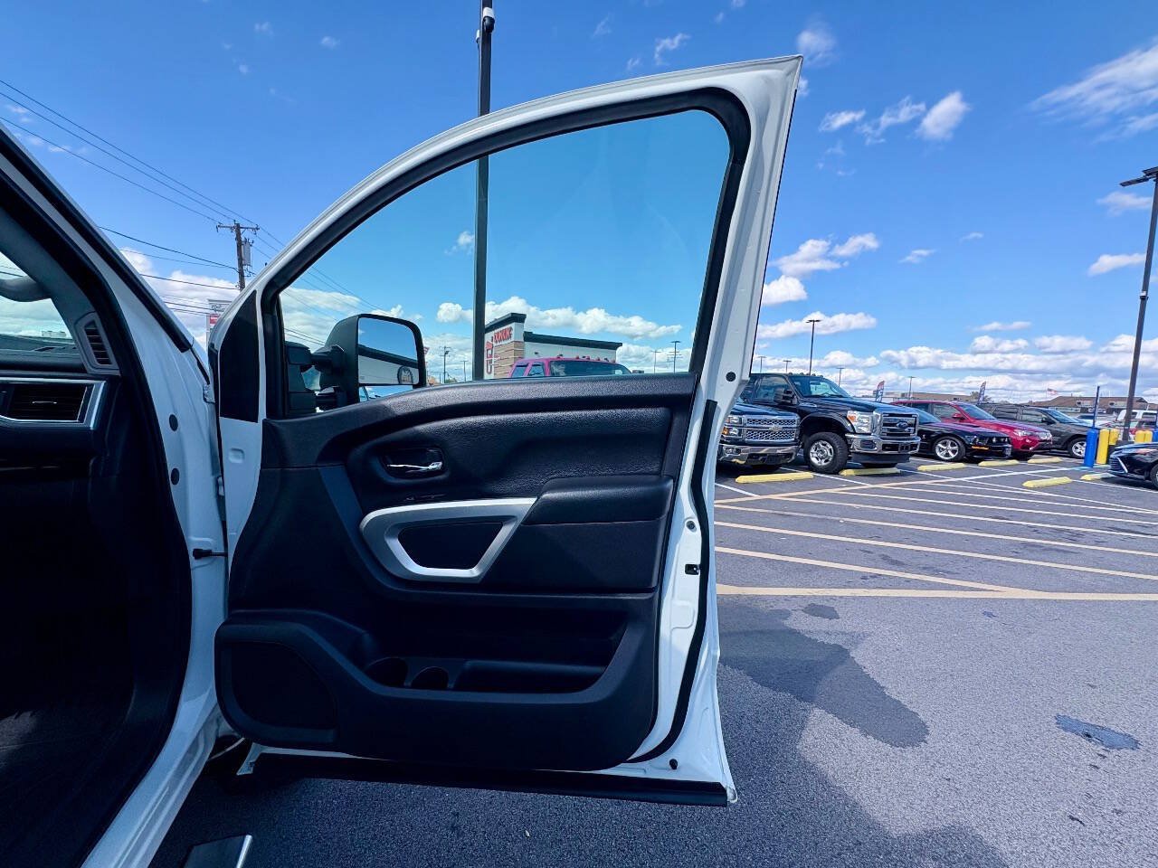 Used 2018 Nissan Titan SV AWD/4WD image 37