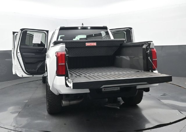 Used 2024 Toyota Tacoma SR5 AWD/4WD image 33