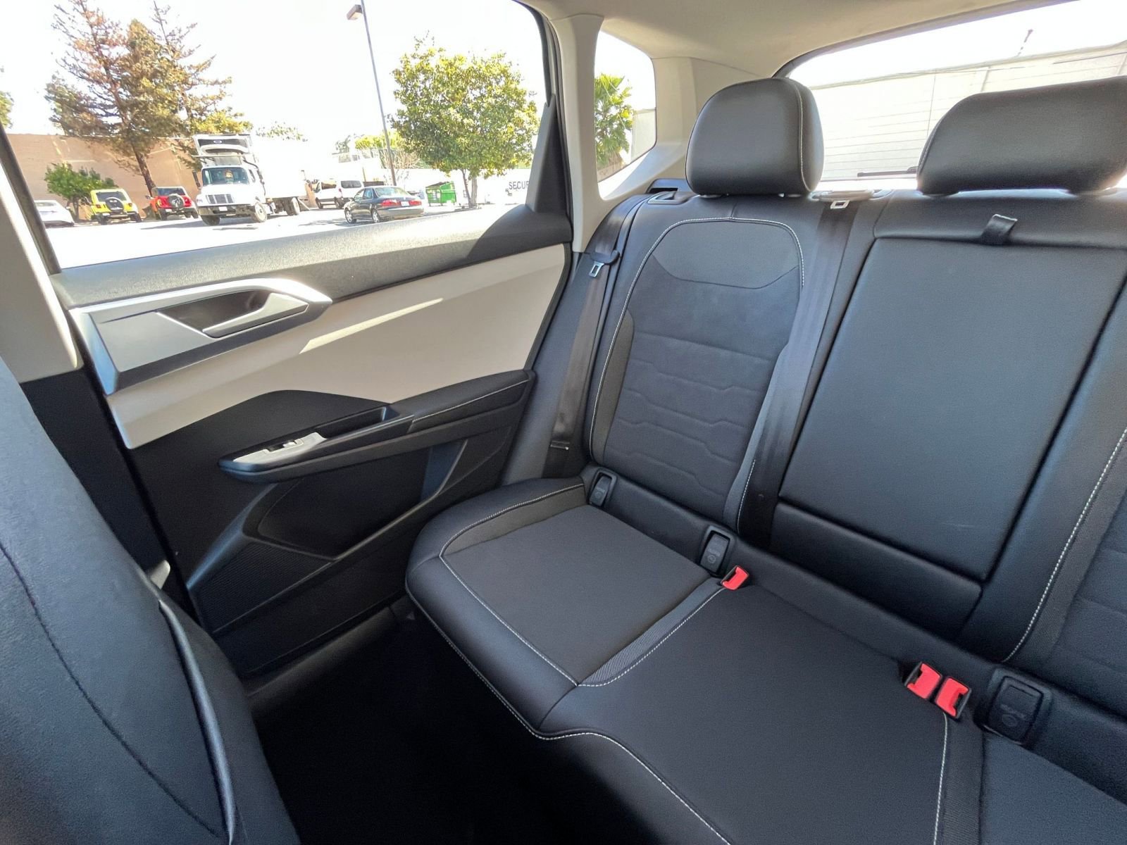 Used 2025 Volkswagen Taos SE FWD image 40