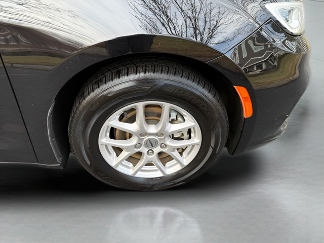 Used 2024 Chrysler Pacifica Touring-L FWD image 29