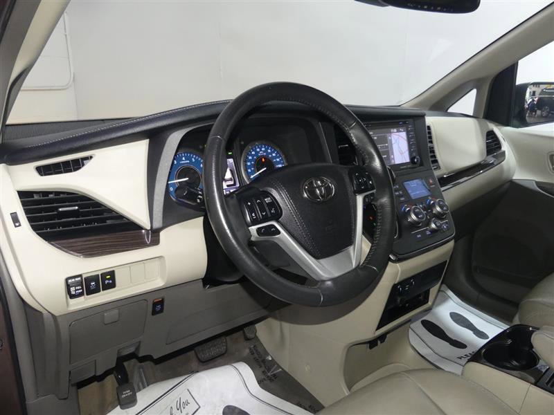 Used 2018 Toyota Sienna XLE Premium AWD/4WD image 24