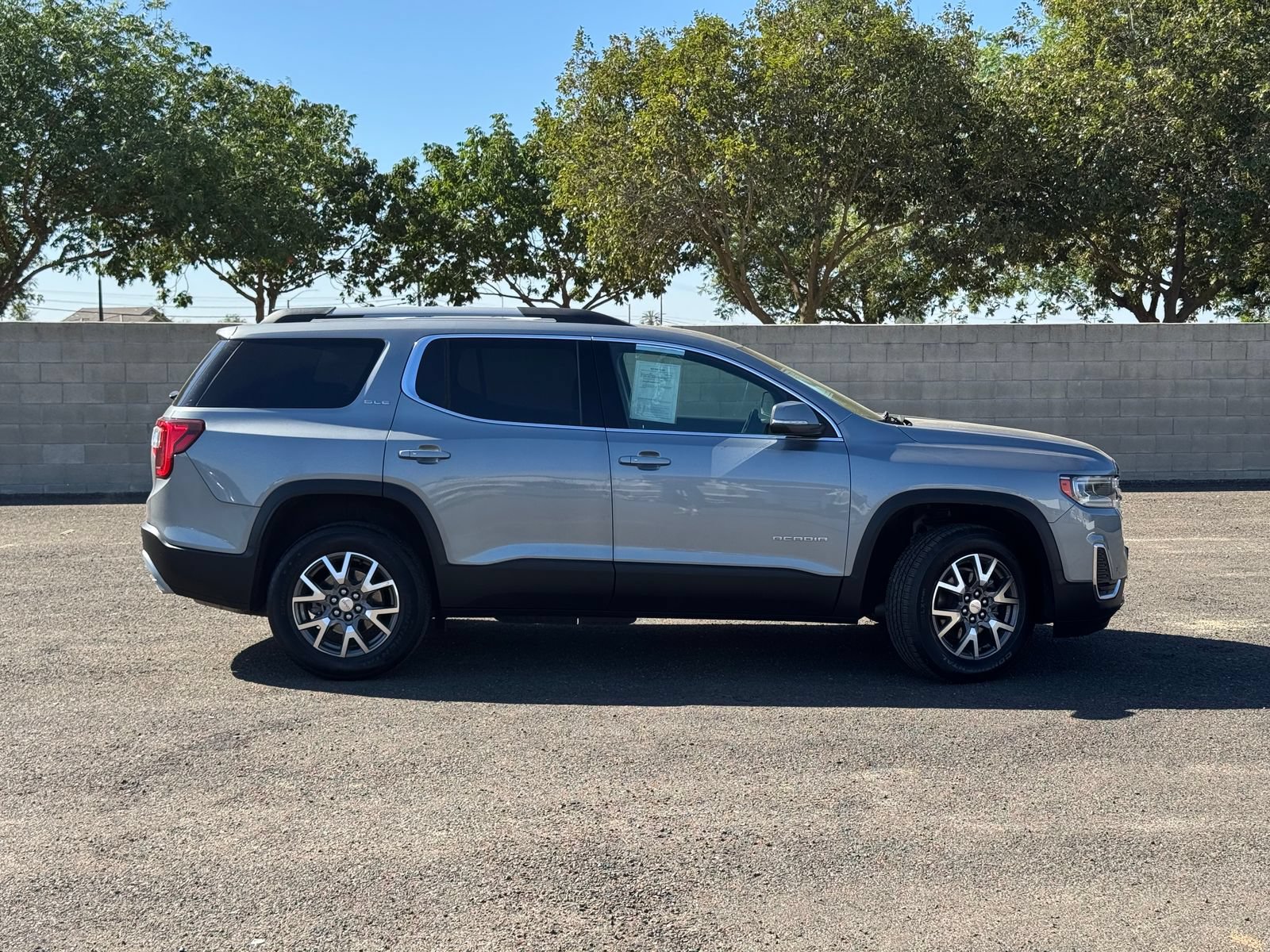 Used 2023 GMC Acadia SLE w/ Driver Convenience Package FWD image 2