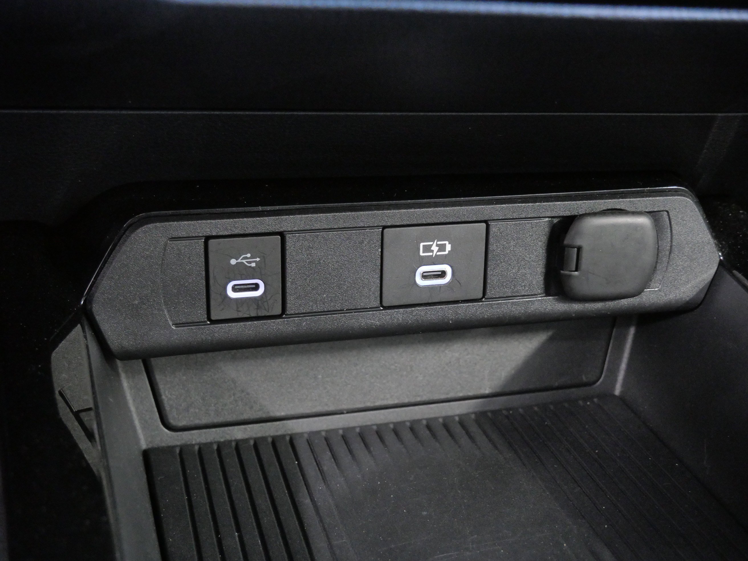 Used 2025 Toyota Prius LE image 33