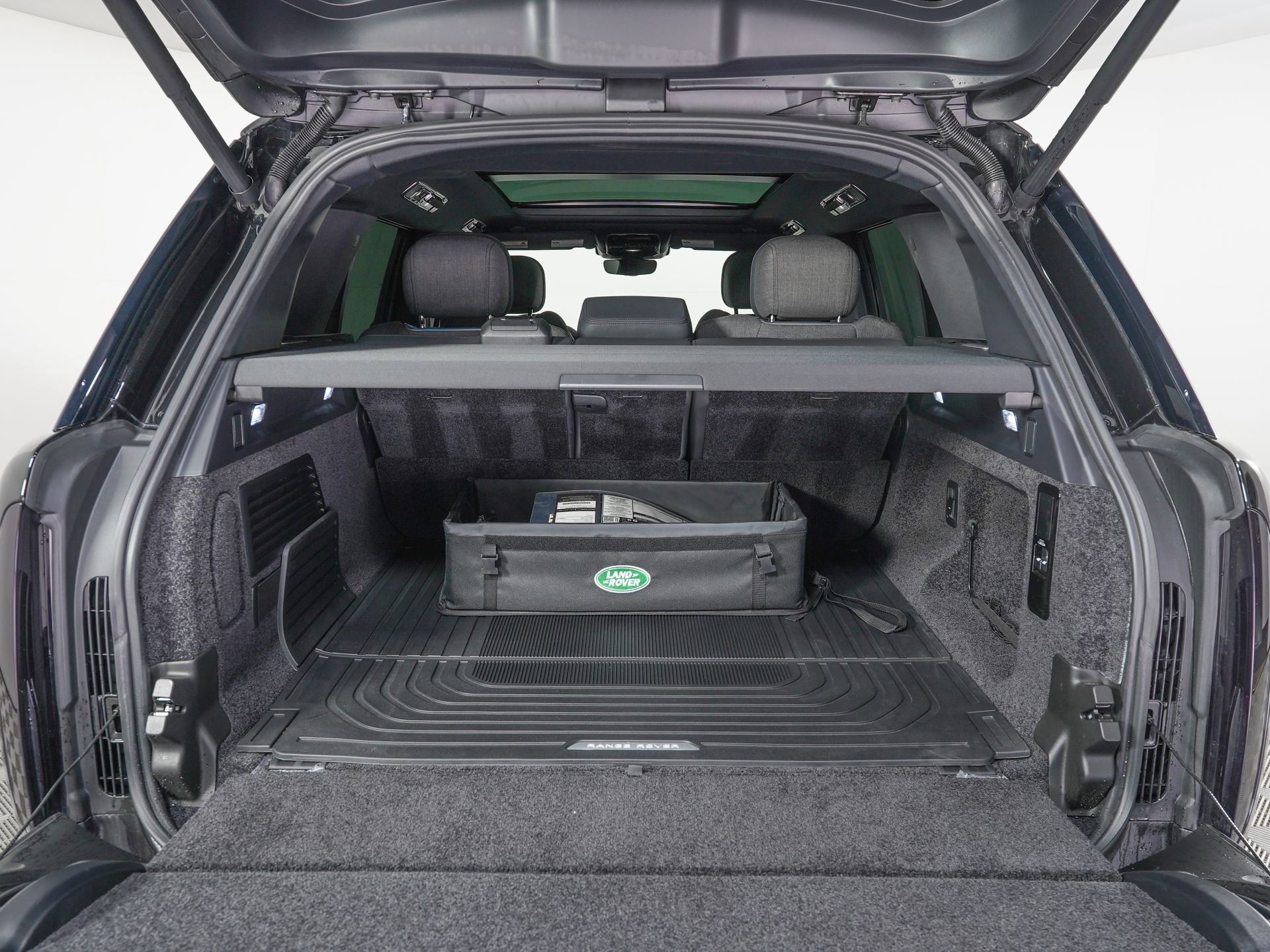 Used 2025 Land Rover Range Rover SE AWD/4WD image 11