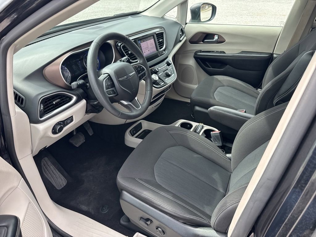 Used 2023 Chrysler Voyager LX image 21