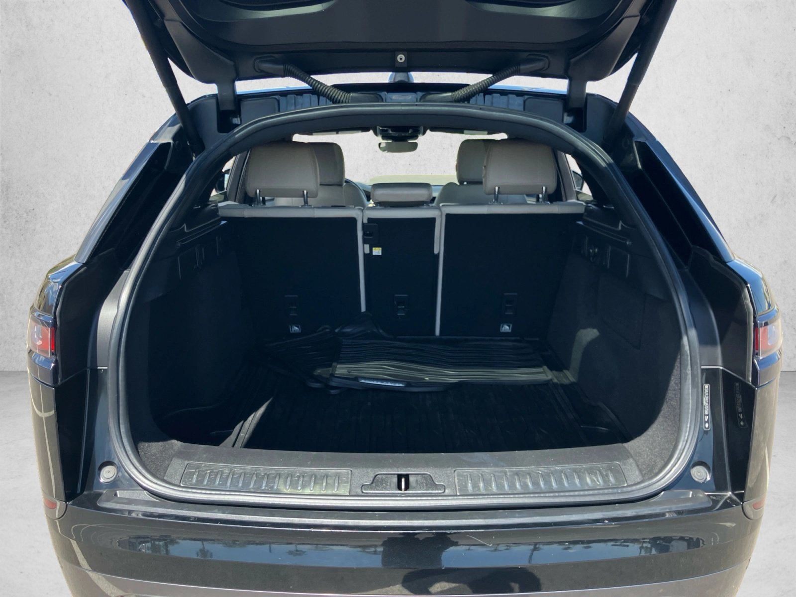 Used 2018 Land Rover Range Rover Velar R-Dynamic SE AWD/4WD image 23
