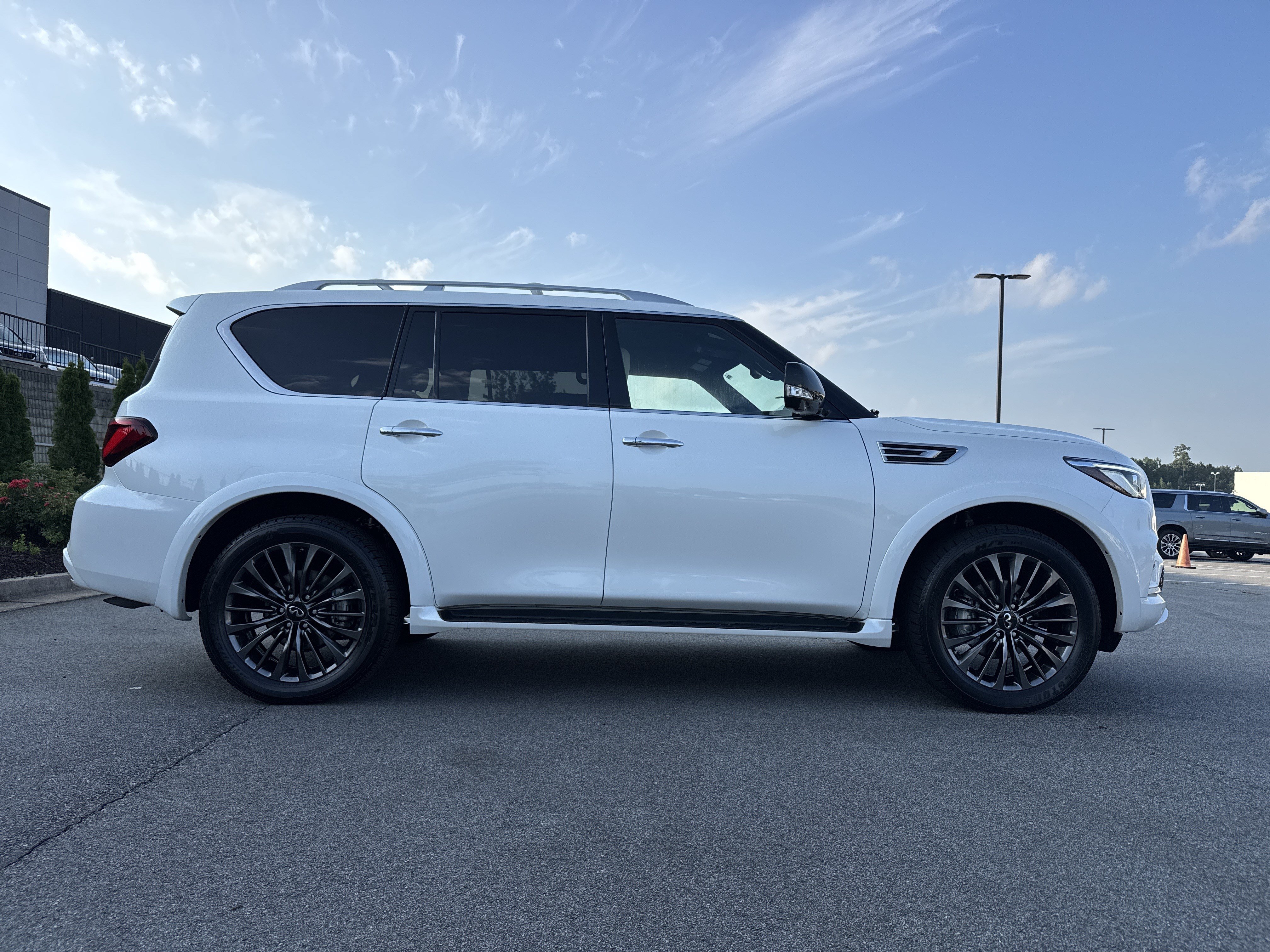 Used 2024 INFINITI QX80 Sensory AWD/4WD image 11