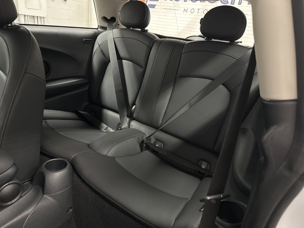Used 2023 MINI Cooper 2-Door Hardtop image 31