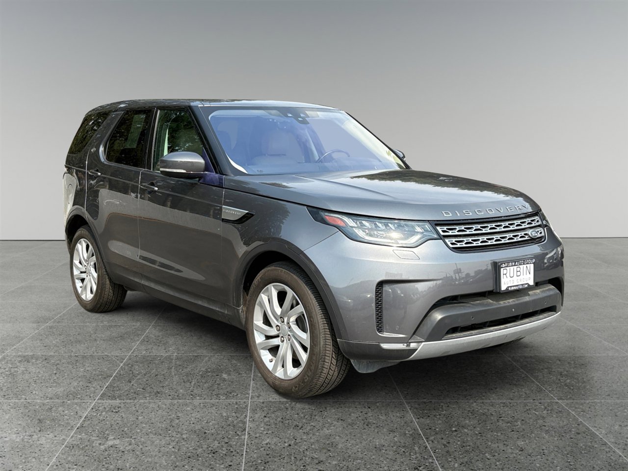 Used 2017 Land Rover Discovery HSE image 1