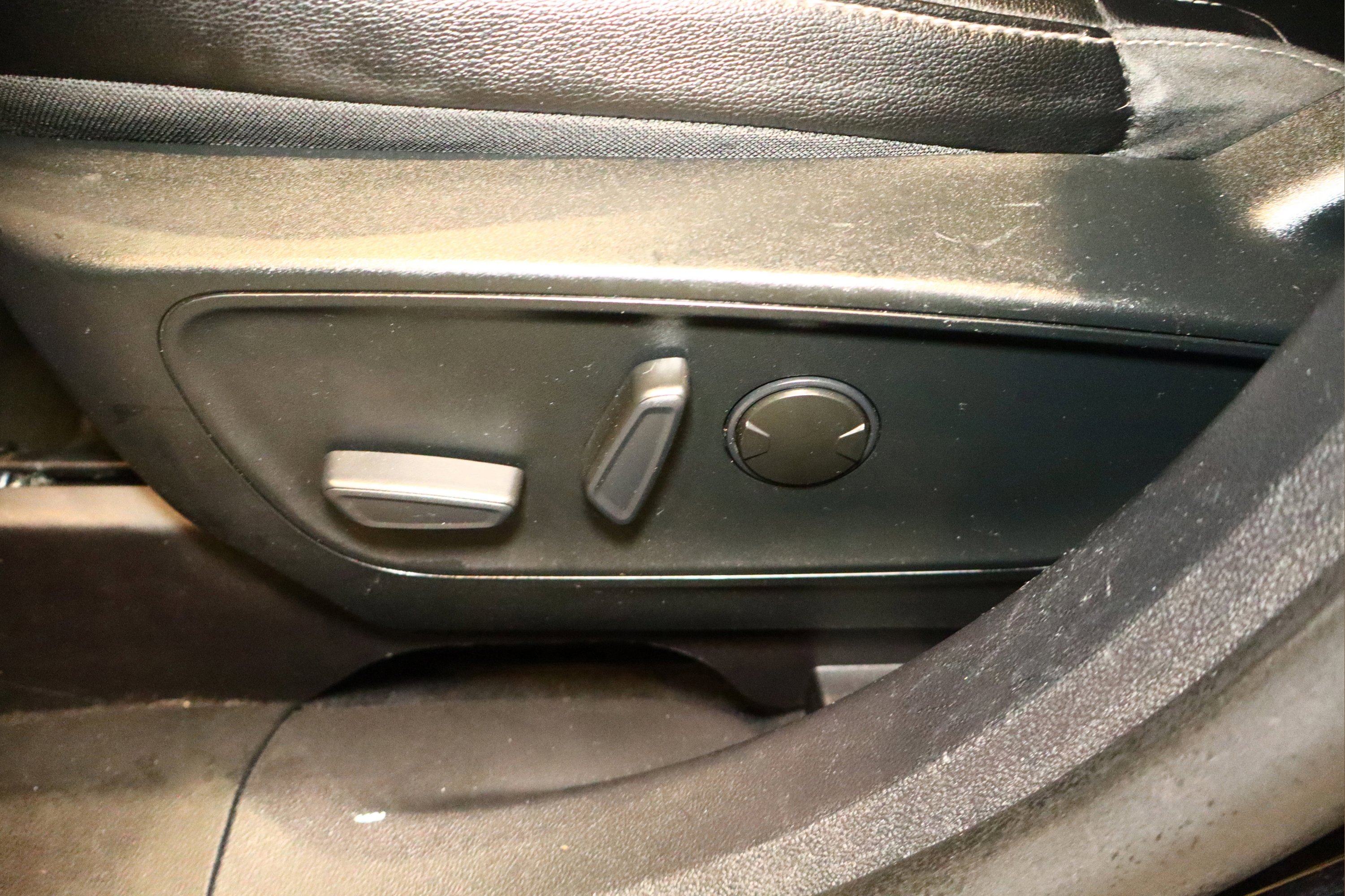 Used 2020 Ford Escape Titanium image 17