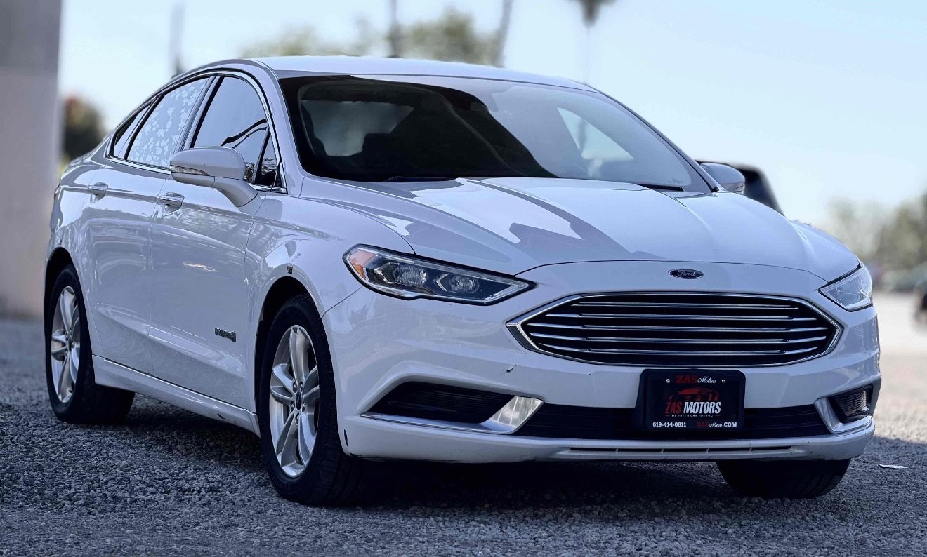 Used 2017 Ford Fusion SE w/ Equipment Group 602A FWD image 2