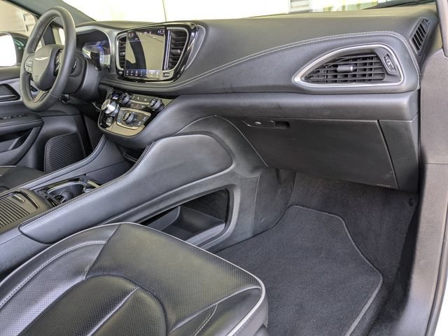 Used 2025 Chrysler Pacifica Limited FWD image 16