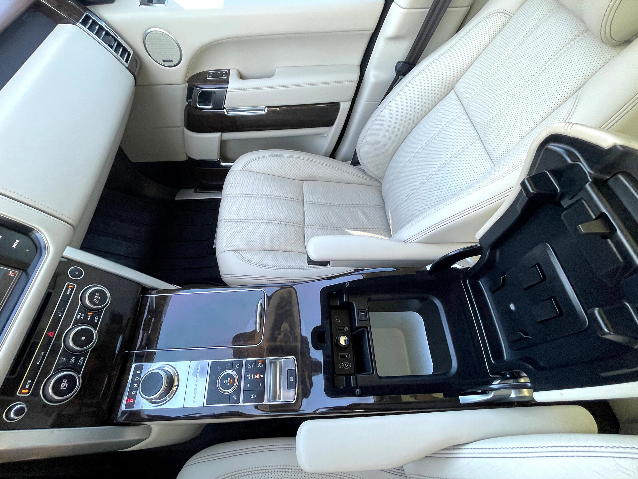 Used 2015 Land Rover Range Rover Autobiography image 35