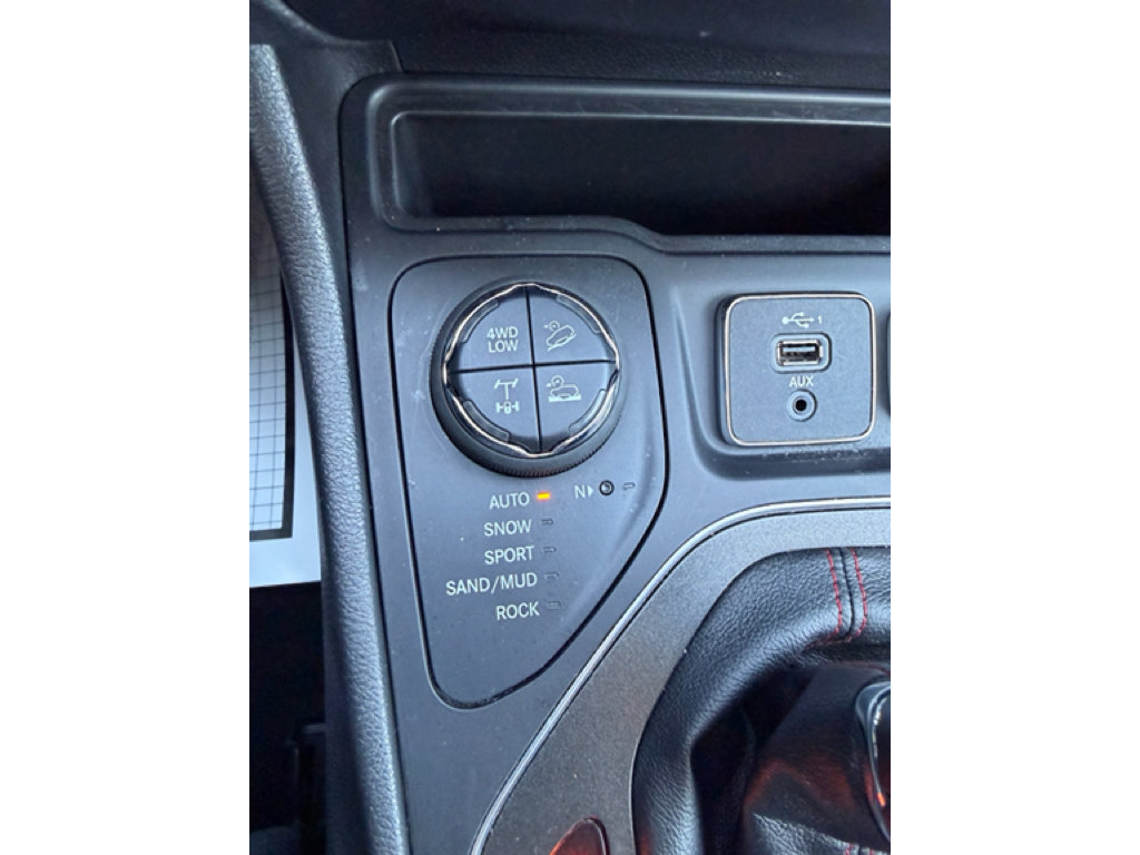 Used 2020 Jeep Cherokee Trailhawk w/ Cold Weather Group AWD/4WD image 14